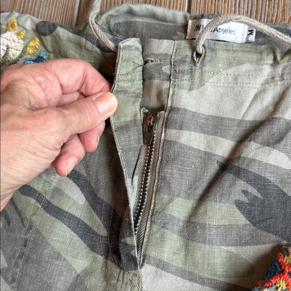 Medium Johnny Was Los Angeles Embroidered Camo Drawstring Shorts - Picture 4 of 8